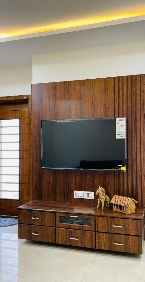 Luxurious 3 Bhk Villa In Bhuj - Shivani Homestay ภายนอก รูปภาพ